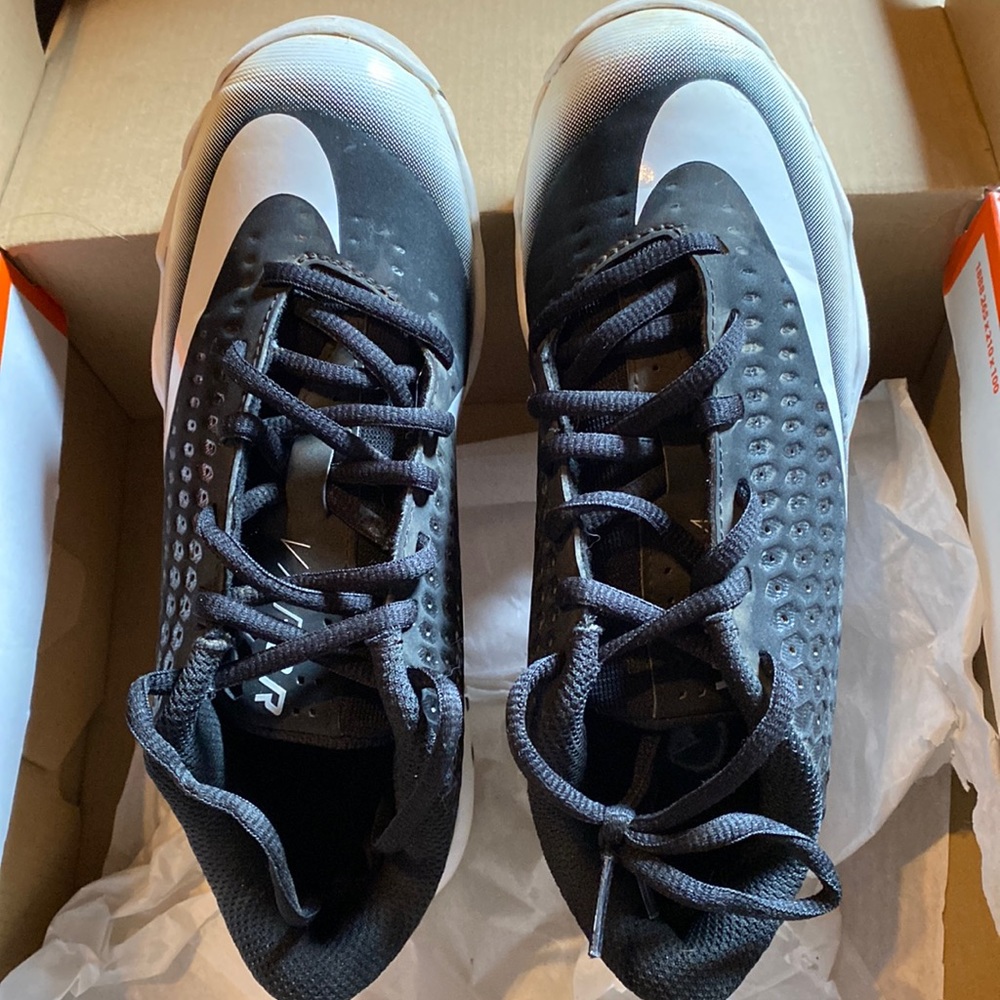 Niki Vapor football cleats size 3 . Excellent condition.